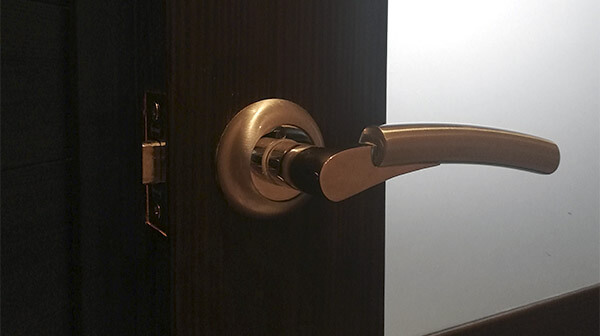 Установка межкомнатных дверей под ключ