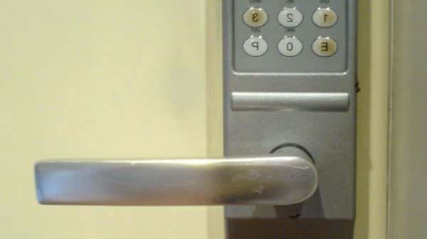 Открыть навесной кодовый замок