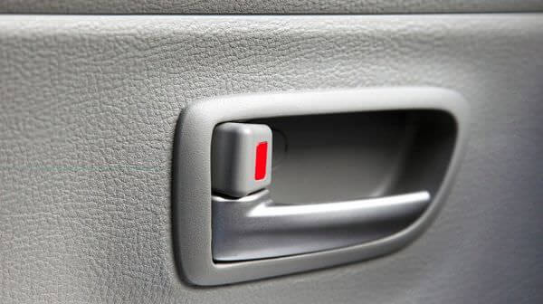 Как открыть дверь автомобиля без ключа самостоятельно?